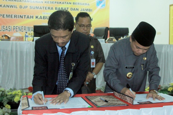 Bupati Merangin H Al Haris ketika menandatangani MoU Pajak.